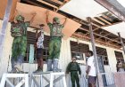 Satgas Yonif 621/Manuntung dan Warga Papua Bersinergi Bangun SD Sinak
